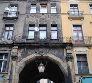 Brama wejściowa do podwórza synagogi.