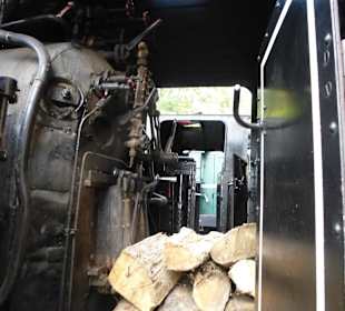 Die Loks werden mit Holz befeuert
