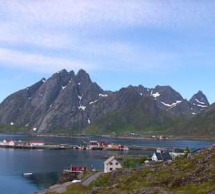 Der kleine Ort Sund auf der Insel Flakstadöy