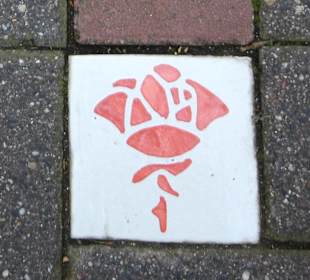 Pflasterstein mit Rosensymbol