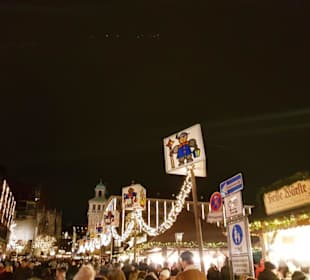 Entlang am Weihnachtsmarkt Richtung Rathaus
