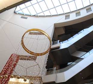 Schody prowadzące do części biurowej galerii.