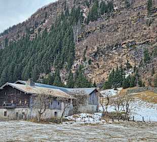 Alte Bauernhäuser entlang des Weges
