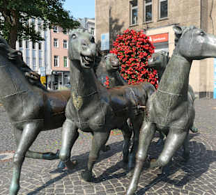 Fünf feurige Pferde vor dem Hauptbahnhof