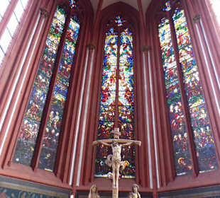 Innenansicht hohe Fenster mit Glasmalerei