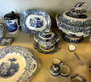 Einheimische Fayance und Steingut