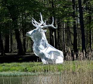 Moderne Kunst auf einer Insel im Teich