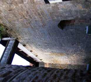 Entlang der Innenmauer mit Übergang Turm