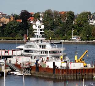Turmblick auf den Ausrüstungskai einer Werft