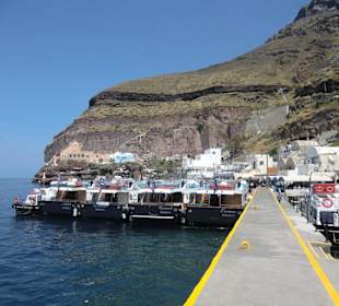 Der Hafen von Santorin