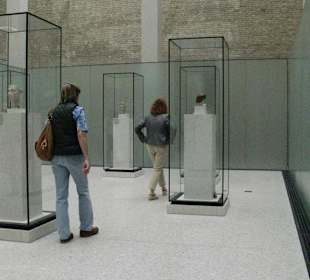 Alte Objekte in neuen Vitrinen