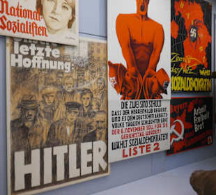 Plakate für Hitler bei einer Wahl