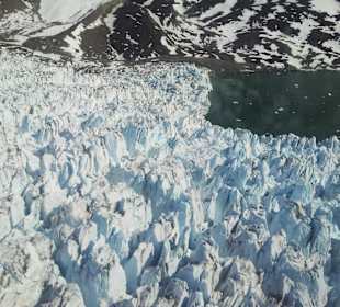 Rissige Schneedecke die bald kalbt