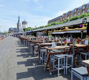 Spaziergang über die Rheinuferpromenade Düsseldorf