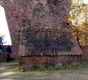 Gedenktafel am Fuße des Steins