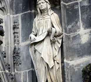 Statuen an der Fassade des Aachener Doms