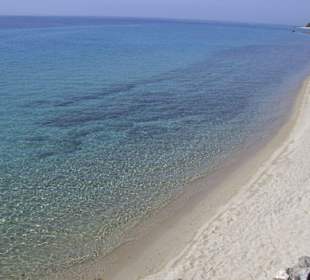 Feinsandige Bucht am Lagomandra Beach