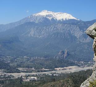 Blick von Kemers Hausberg Çaliş-Tepe zum Tahtali