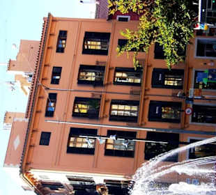 Kreisverkehr und Häuser am Platz