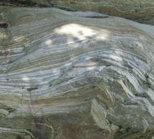 Steinzeichnung durch die Gewalt des Wassers