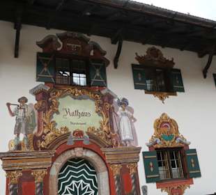 Das Ruhpoldinger Rathaus mit Fassadenmalerei