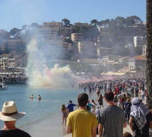 Das Schlachtgetümmel wird vom Rauch verschluckt