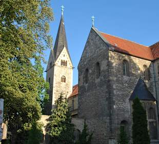 Garten mit Kirche neben an