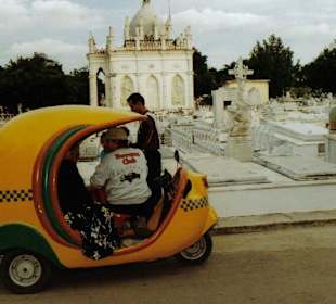 Eiertaxi am Friedhof der Zuckerbarone