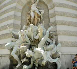 Herkulergruppe aus Marmor am Michaelertrakt