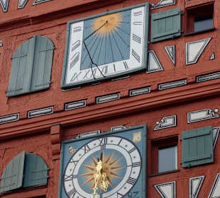 Die Großartige Uhr und die Sonnenuhr am Rathaus