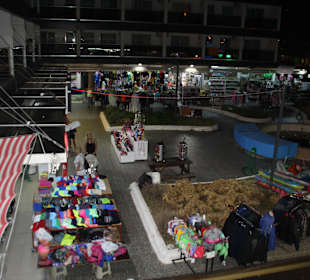 Basar vor dem Holiday City Hotel