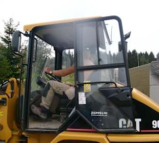 Die letzten Bauarbeiten an den Erdhäusern