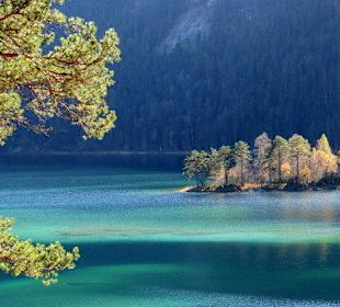 Türkisfarbiges Wasser umgibt eine Insel im See