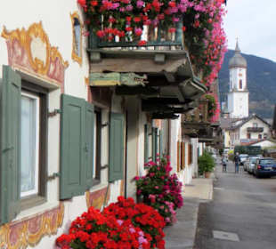 Traditionell geschmückte Häuser /Kirche St. Martin