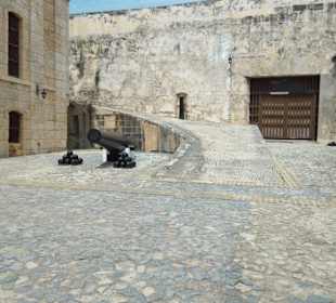 Im Innenhof der Festung