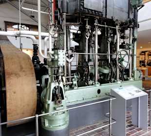 Alte Dampfmaschine zur Eisherstellung