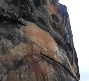Entlang des Felsen