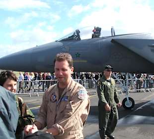F-15 Pilot gibt Auskunft und Autogramm