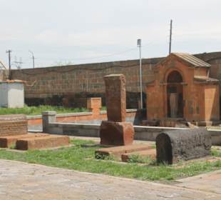 Kirche Sankt Hripsime - Friedhof