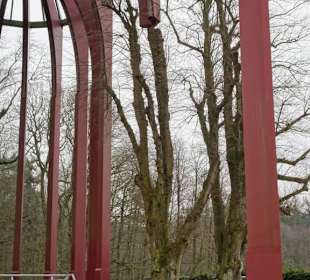 EIn Baum ersetzt eine Strebe der Konstruktion