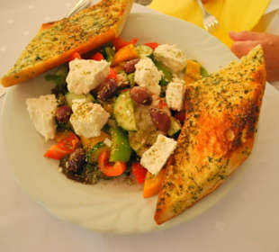 Hirtensalat mit Knoblauchbrot