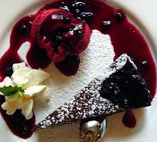 Schokokuchen auf Beeren mit Himbeersorbet