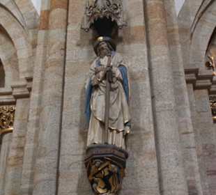 Heilige an den Säulen des Kirchenschiffs
