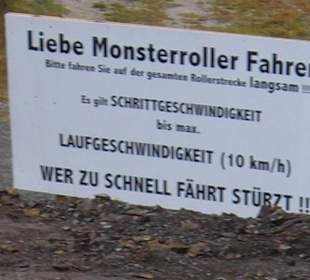 Warnschild für Monsterroller Fahrer bei der Berds.
