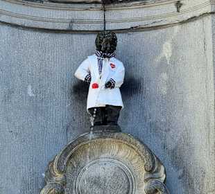 Manneken Pis-verkleidet 