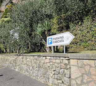 Parkplätze und Zugang zu den Grotten