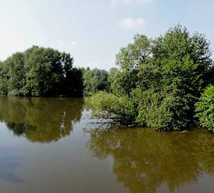 Wasserflächen des Flusses Ochtum