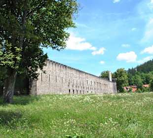 Zamek Bobrów  - mury obronne