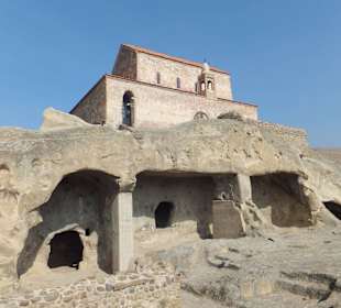 Cerkiew na środku kompleksu.