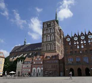 Marktplatz mit Häusern